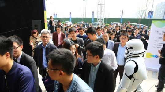 万科推机器人组团卖房携手“全屋智能系统”亮相杭州
