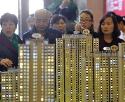 资料图：图为3月5日，山西太原民众选购商品房，该楼盘部分户型已经售罄。 中新社记者 韦亮 摄